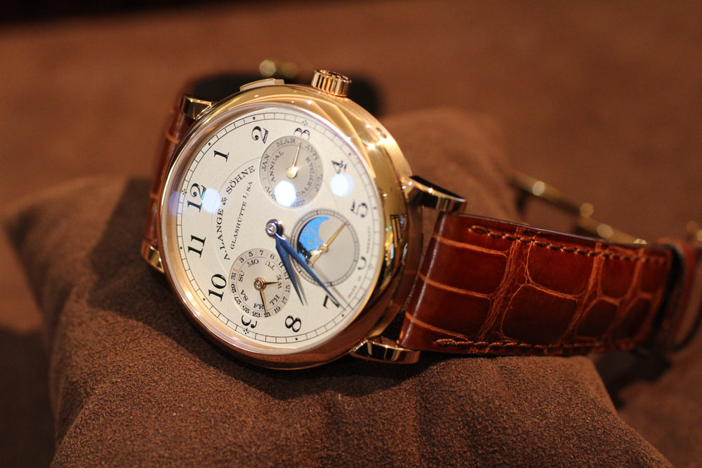 A.ランゲ&ゾーネ】ベルト交換で春夏仕様！1815アニュアルカレンダー  